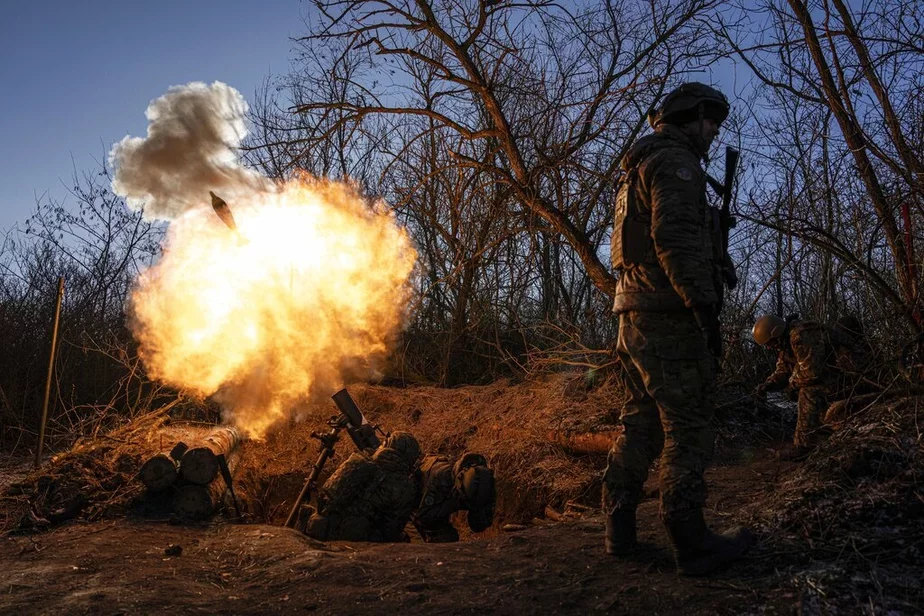 Украинские военнослужащие на позициях под Бахмутом. Фото: AP Photo/Evgeniy Maloletka