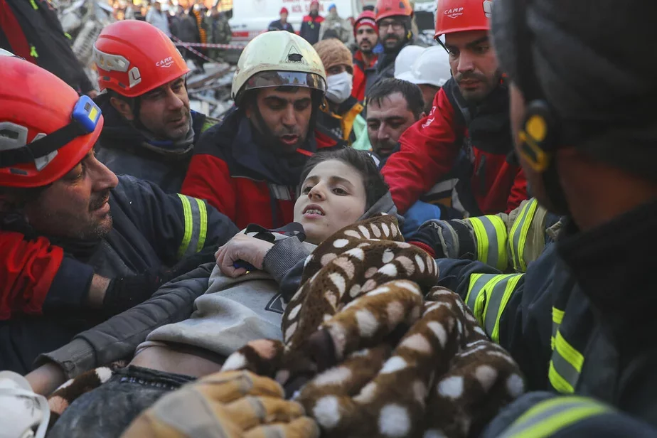 Землетрясение в Турции. Спасен 12-летний подросток Мухаммед Алканаас, город Антакья. Фото: AP Photo / Can Ozer
