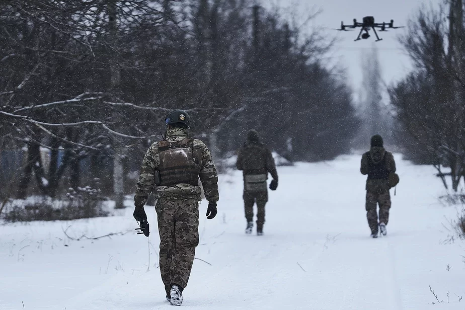 Украинские военные идут за беспилотником рядом с линией фронта возле Авдеевки, Донецкая область, Украина, пятница, 17 февраля 2023 г. Фото: AP / Libkos