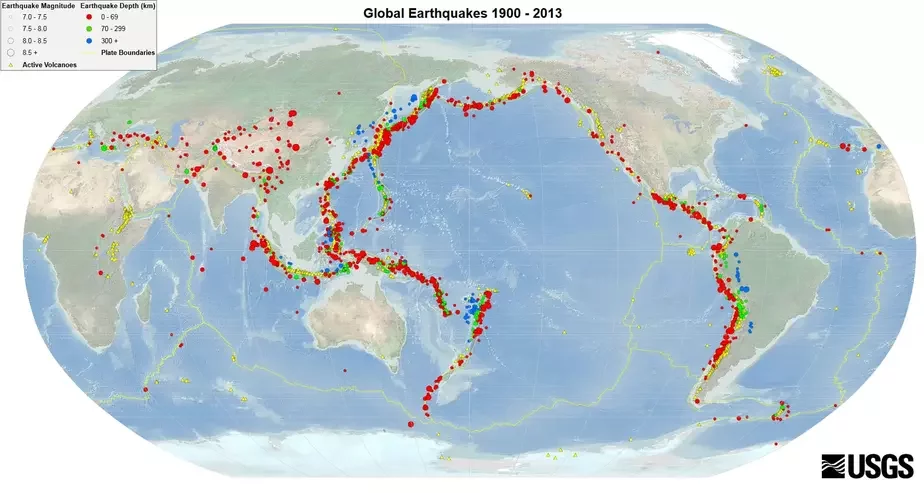 Карта землетрясений, произошедших с 1900 по 2013 год. Красный цвет обозначает границы Тихоокеанского огненного кольца. Фото: USGS / Wikimedia.org