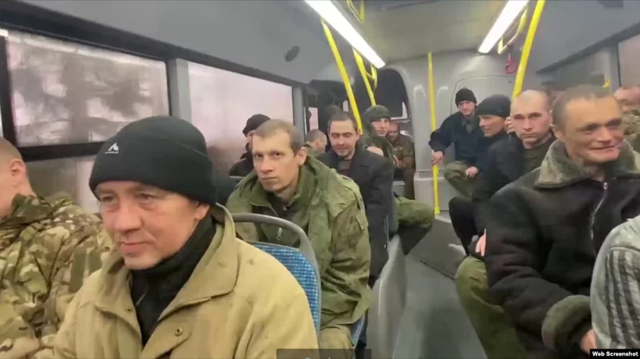 Военные, которых Украина передала России в обмен на своих пленных. 7 марта 2023 года. Максим Зезюльчик второй справа, за мужчиной в черной куртке