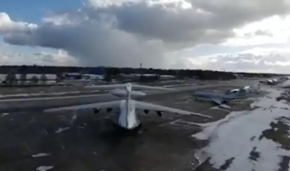 Скриншот из видео, снятого с дрона подпольщиков во время его подлета к российскому самолету в Мачулищах