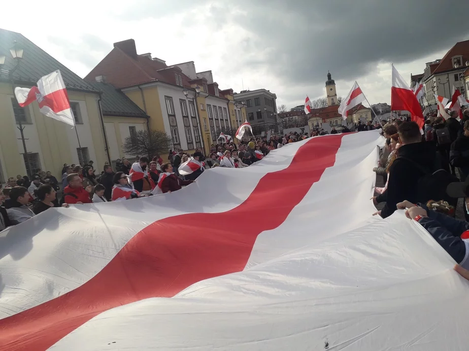 Белосток. День Воли — 2023. Огромный белорусский флаг на Площади Костюшко