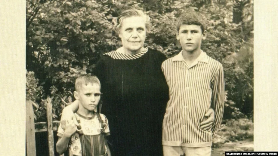 Łarysa Hienijuš z unukami Alesiem i Michasiom. 1972 h. Z pryvatnaha archivu Michasia Hienijuša