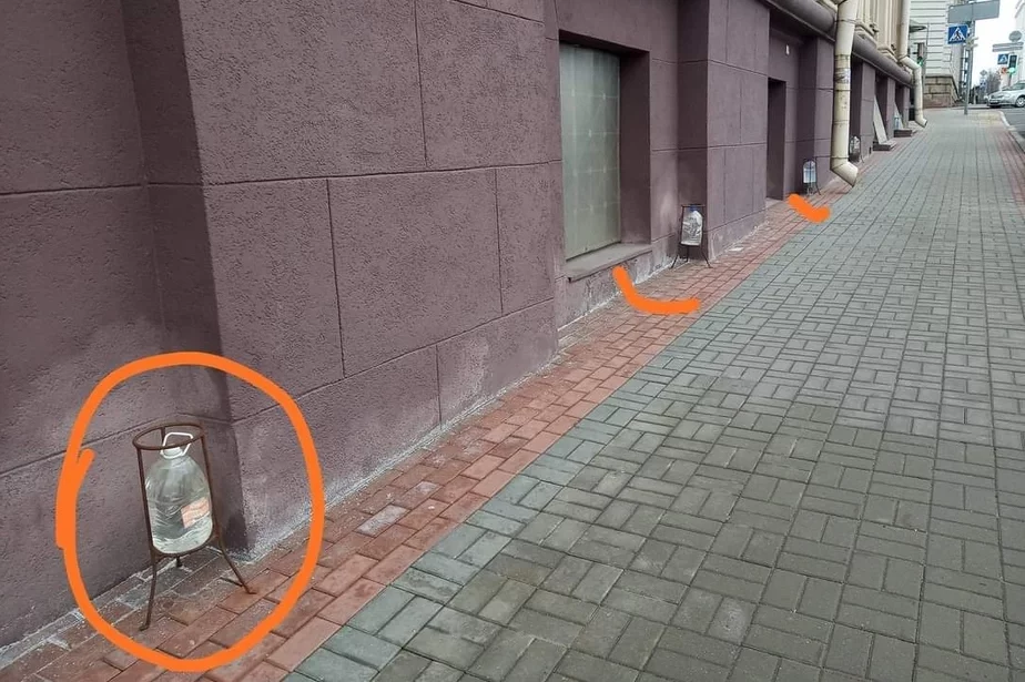 Таинственные бутыли на улице Кирова в Минске. Фото: социальные сети