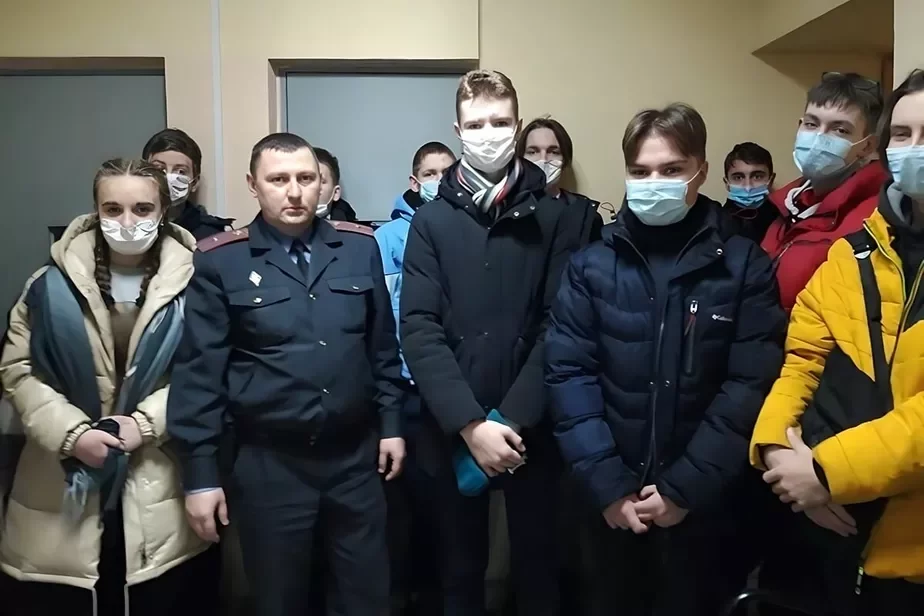 Андрей Селюн со школьниками. Фото: «Вконтакте»