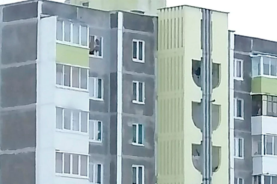 Дзяўчынка мые акно на 9-м паверсе. Фота «Слуцкі край».
