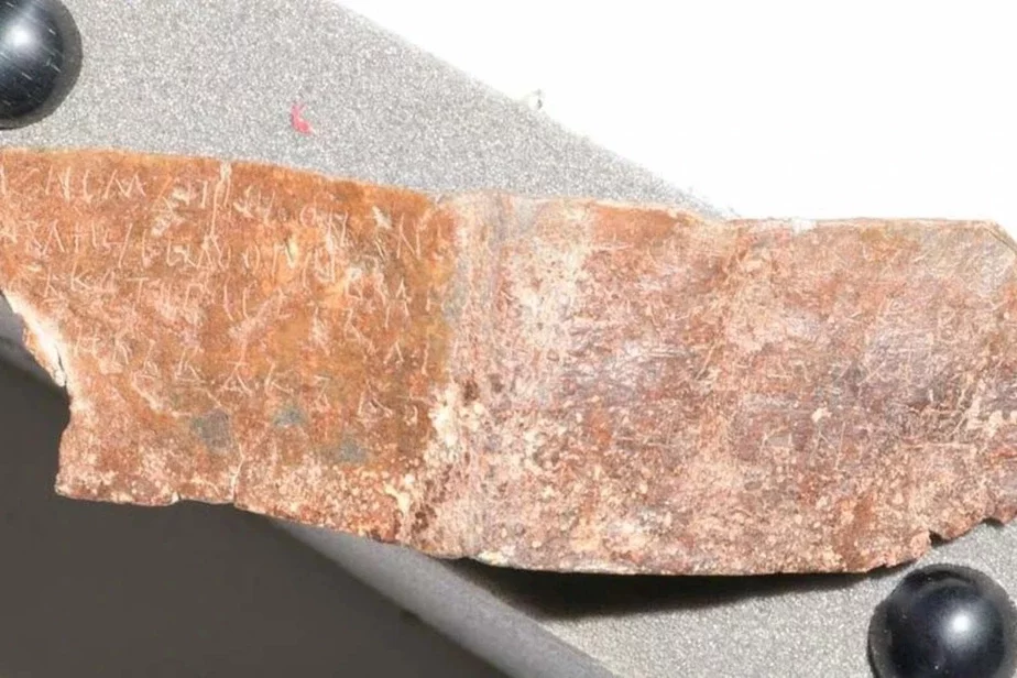 Свинцовая пластина с надписью на кириллице, которая может быть самой древней из известных. Фото: Ивайло Канев, historymuseum.org