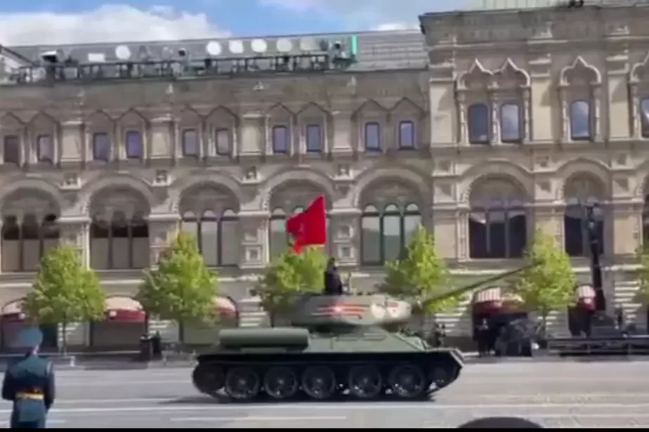 Парад впервые за 16 лет прошел без участия тяжелой бронетехники. Единственным танком, который вышел утром на главную площадь России, был ветеран Т-34-85. Скрин видео