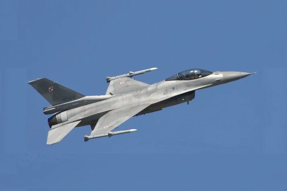 Знішчальнік F-16, лёс паставак якога Украіне залежыць ад ЗША. Фота: Wikimedia Commons