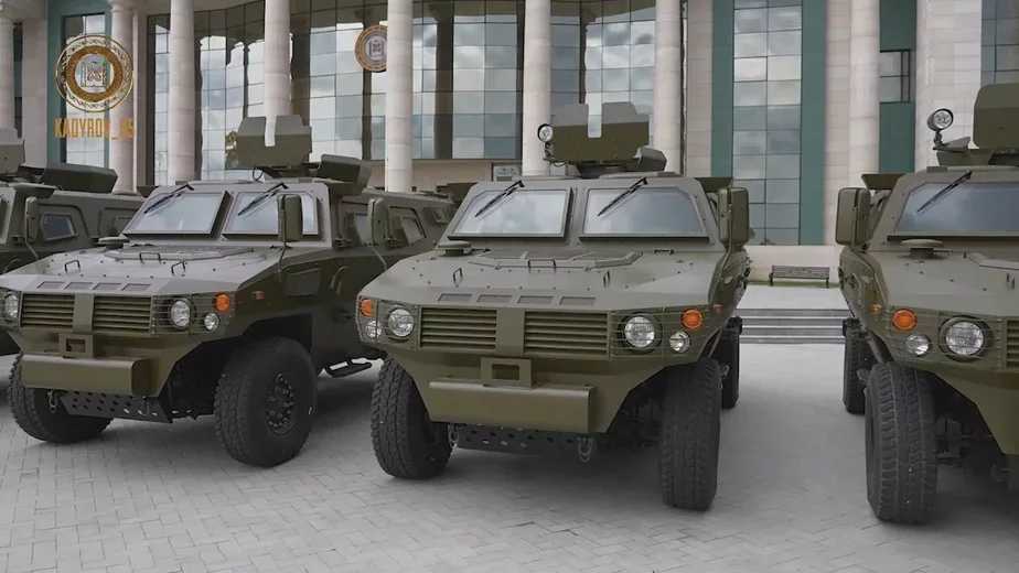 Кітайскія бронемашыны Tiger 4x4 вытворчасці абароннай кампаніі Shaanxi Baoji Special Vehicles Manufacturing, чый асноўны офіс знаходзіцца ў правінцыі Шэньсі, Кітай. Фота: скрыншот відэа з тэлеграм-канала Рамзана Кадырава