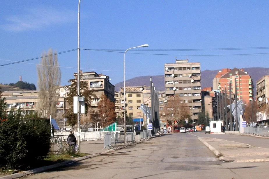 Горад Мітравіца на поўначы Косава падзелены на дзве часткі: сербскую і косаўскую. Фота з Вікіпедыі
