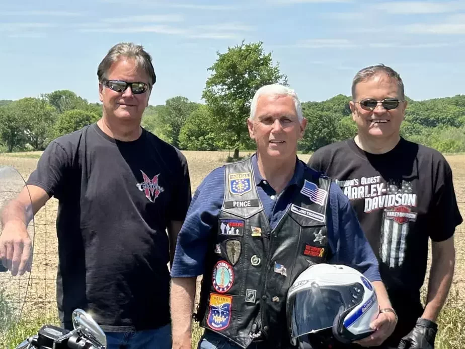 Майк Пенс (в центре) -- заядлый мотоциклист. Фото с его страницы в фейсбуке