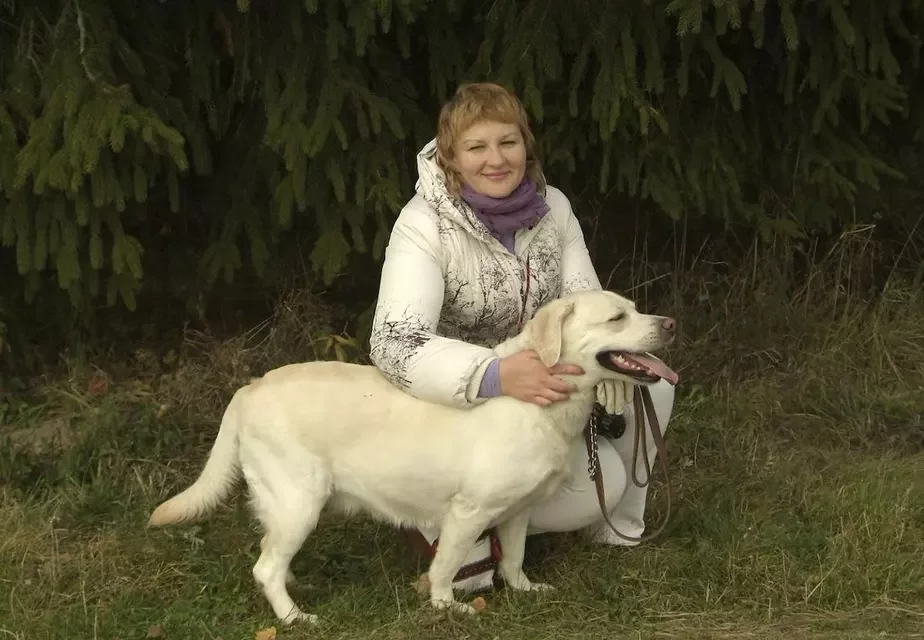 Надежда Старовойтова с любимой собакой — лабрадором Басей. Бася болеет сахарным диабетом и ей нужен особый уход, который Надежда несколько лет обеспечивала. Также очень сильно болеет и мама преподавательницы, с которой вместе она жила