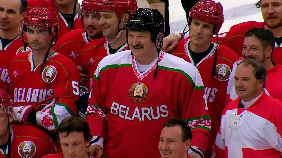 Павел Белый рядом с Лукашенко с цифрой 5 на форме (он играет под номером 55). Фото: БелТА