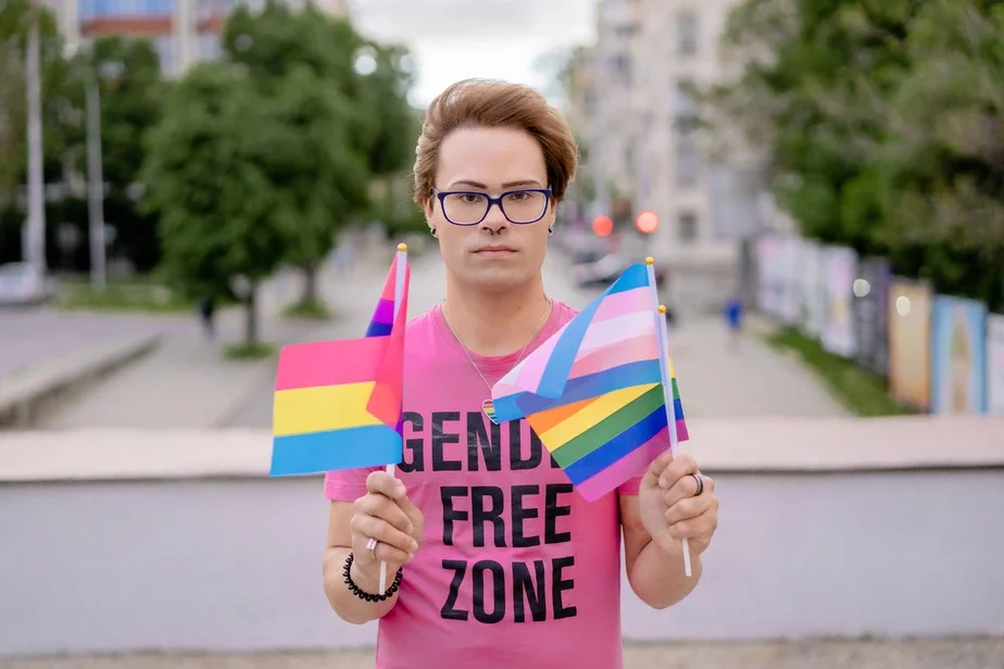 ŁHBTK+-aktivist dieržit raznyje fłahi ŁHBT-soobŝiestva ŁHBTK+ aktyvist trymaje roznyja ściahi ŁHBTKI supolnaści LGBTQ+ activist holding different flags of LGBTQI community 