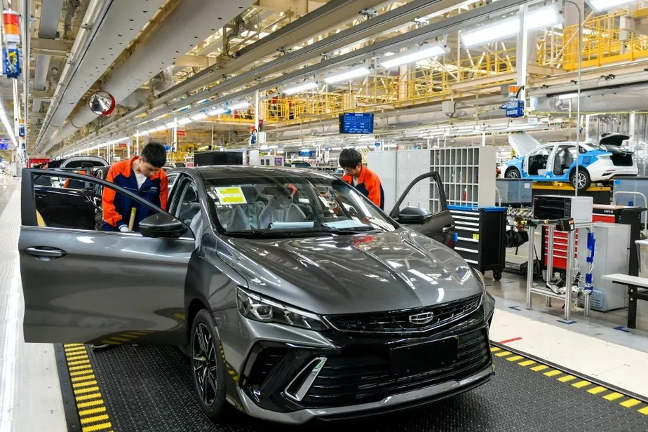 Сборочная линия седана Binray Cool на заводе Geely Auto. Фото: Tan Yunfeng / VCG via Getty Images
