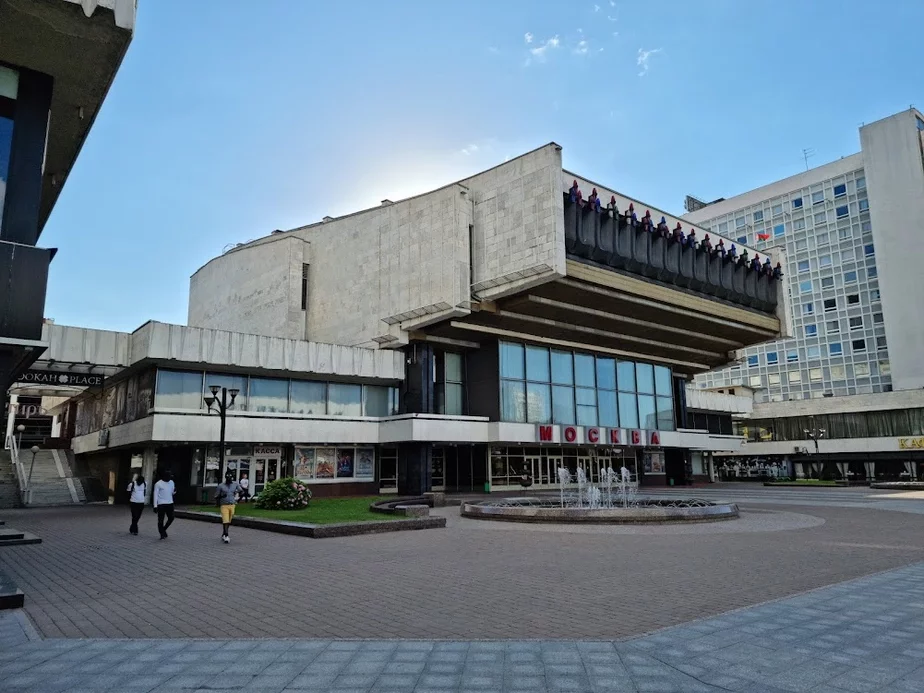 Сегодняшний вид кинотеатра «Москва» с четким выносом зрительного зала скоро кардинально изменится. Фото: Wikimedia Commons