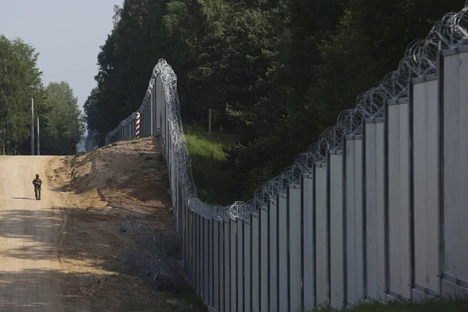 Металлический забор на границе между Польшей и Беларусью. Фото: Michal Dyjuk / AP Photo