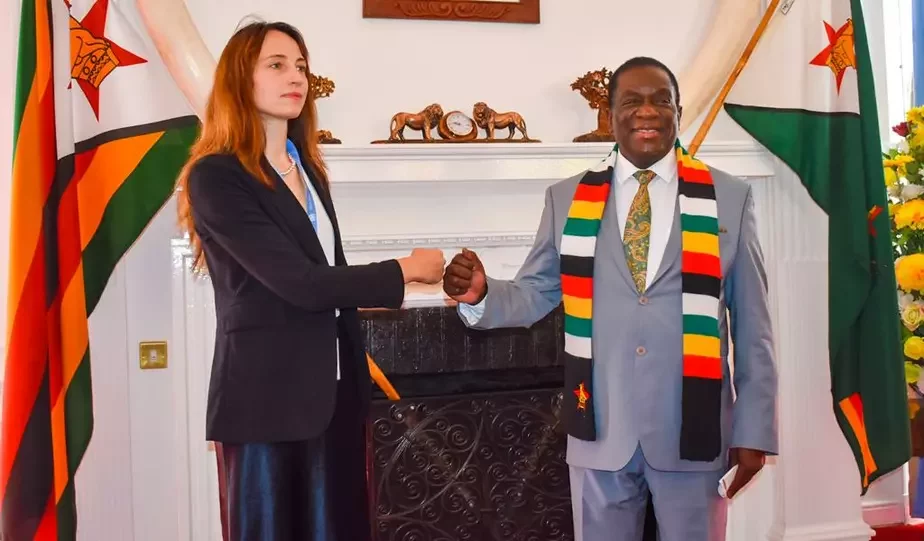 Alena Doŭhań i prezident Zimbabve Emiersan Mnanhahva. Fota: thezimbabwean.co
