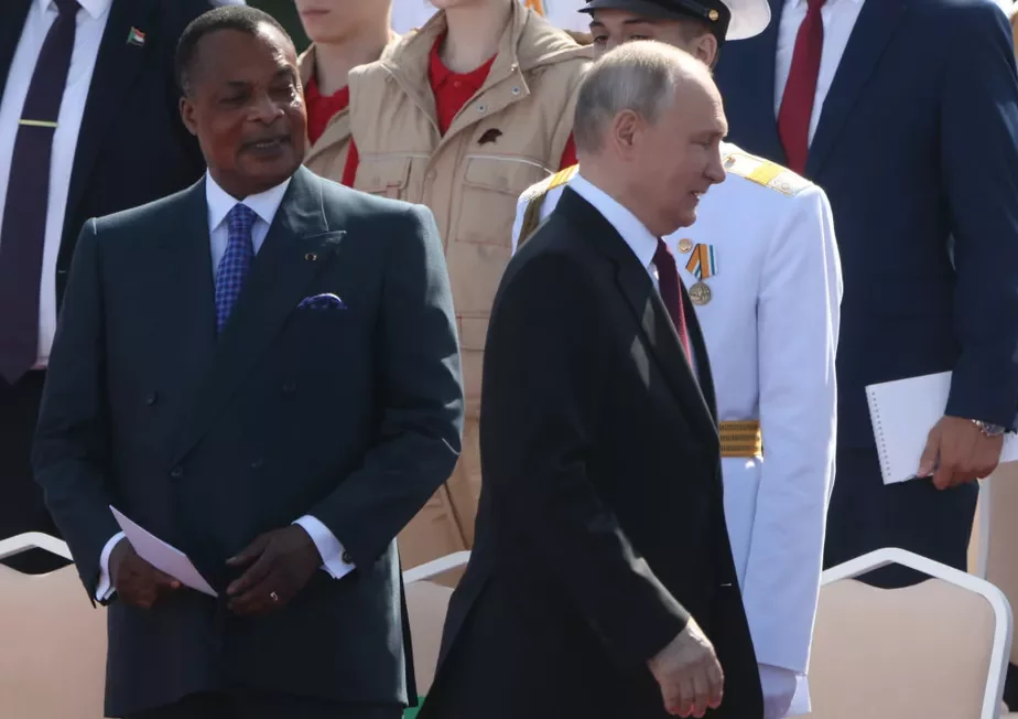 Дэнни Сассу-Нгессо (слева) был одним из африканских лидеров, которые прилетали к Путину в Санкт-Петербург в июле этого года. Фото: Contributor / Getty Images