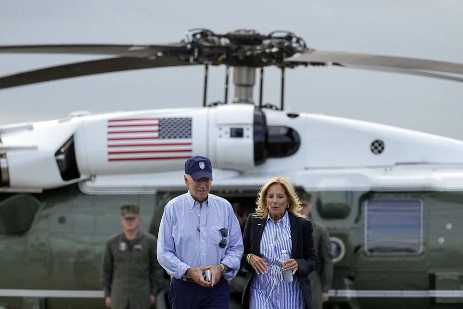 Президент Джо Байден и первая леди Джилл Байден поднимаются на борт самолета Air Force One в аэропорту Гейнсвилла после осмотра ущерба, нанесенного ураганом «Идалия», в субботу 2 сентября 2023 года в Гейнсвилле, Флорида. Фото: Julio Cortez / AP