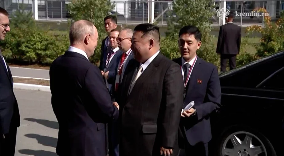 Владимир Путин приветствует Ким Чен Ына. Скриншот видео kremlin.ru