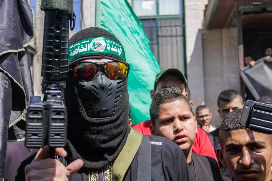 Адзін з баевікоў палесцінскага радыкальнага руху ХАМАС, які днямі здзейсніў тэрарыстычнае ўварванне ў Ізраіль. Фота: OPA Images / Contributor Getty Images