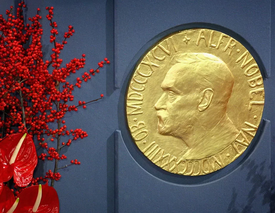 Эмблема с лицом Альфреда Нобеля — основателя идеи вручения всемирно престижных премий за достижения в различных сферах международной жизни. Фото: Chris Jackson / Getty Images