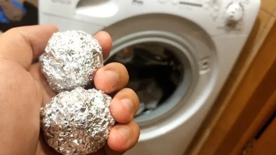 šaryki z folhi ŭ pralnaj mašynie šariki iz folhi v stiralnoj mašinie foil balls in the washing machine 
