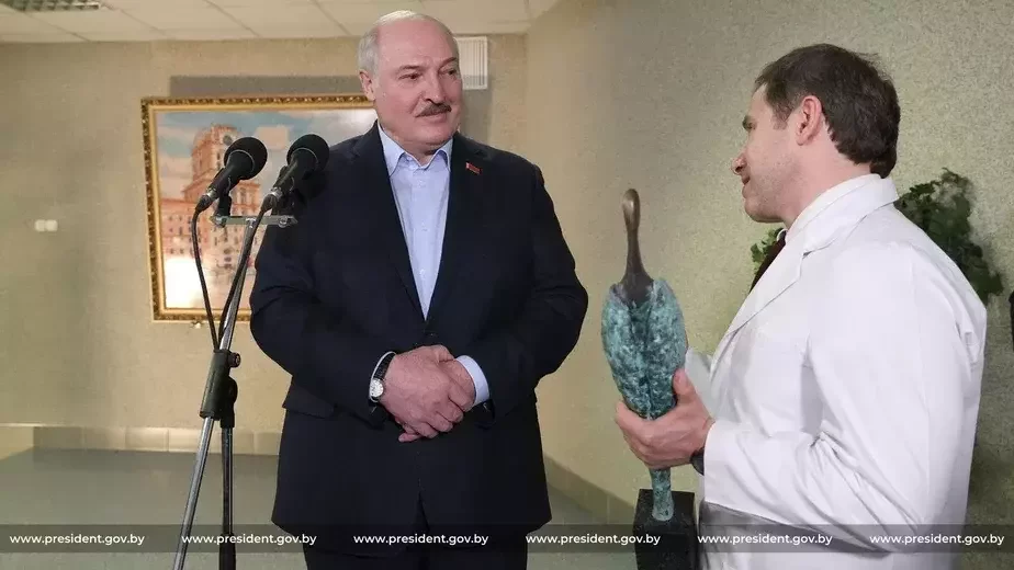 Аляксандр Лукашэнка наведаў 25 лютага 2022 года Мінскі навукова-практычны цэнтр хірургіі, транспланталогіі і гематалогіі