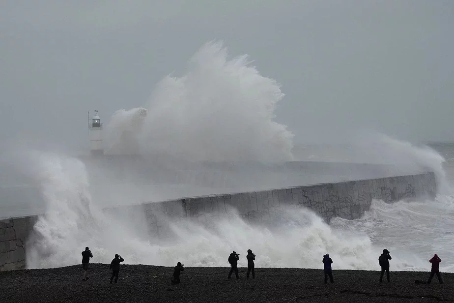 На южном побережье Англии фиксировали ветер до 180 км/ч. Фото: Kin Cheung / AP