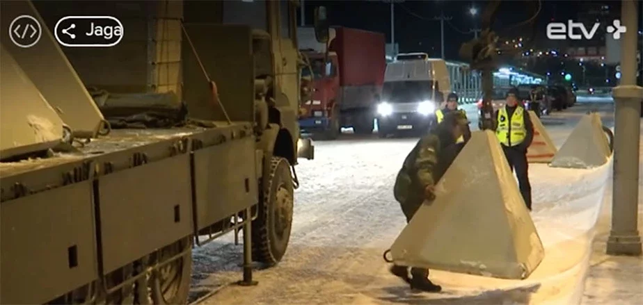 Эстония готовится к закрытию границы с Россией. Первые бетонные пирамиды на мосту в Нарве появились вечером 16 ноября. Скриншот видео ETV+
