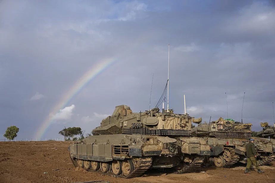 Ізраільскія танкі прыпаркаваныя на вайсковым плацдарме недалёка ад мяжы Ізраіля з Газай. Фота: Ohad Zwigenberg / AP