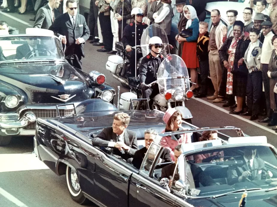 Джон Кеннеди со своей женой Жаклин в лимузине за несколько минут до стрельбы. Фото: Wikimedia Commons
