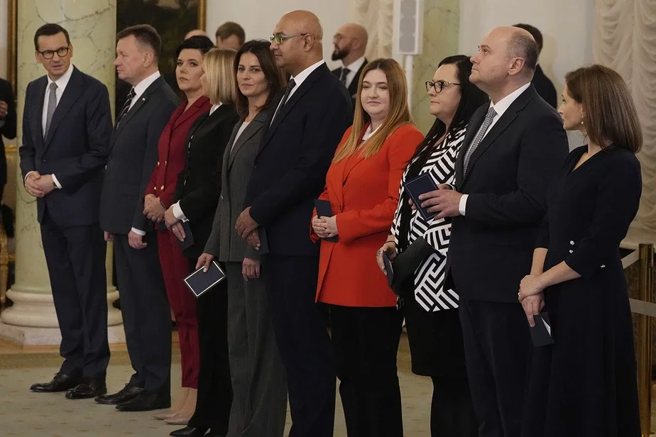 Церемония принятия присяги перед президентом Польши. Матеуш Моравецкий — крайний слева. Фото: Czarek Sokolowski / AP